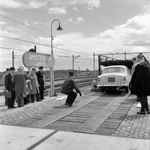 846495 Afbeelding van het parkeren van een auto op de dubbeldekwagen van een autoslaaptrein op het N.S.-station ...